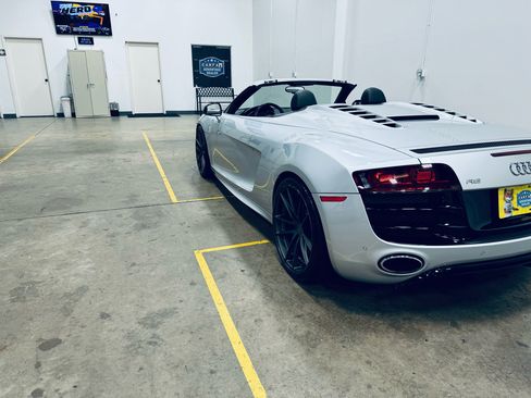 Used 2012 Audi R8 V10 w/ Enhanced Leather Pkg image 23