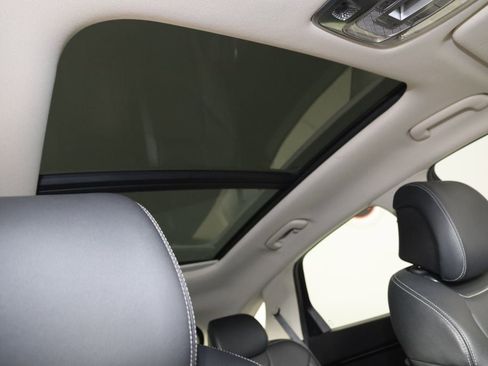 Used 2022 Genesis GV70 2.5T w/ Select Package image 11