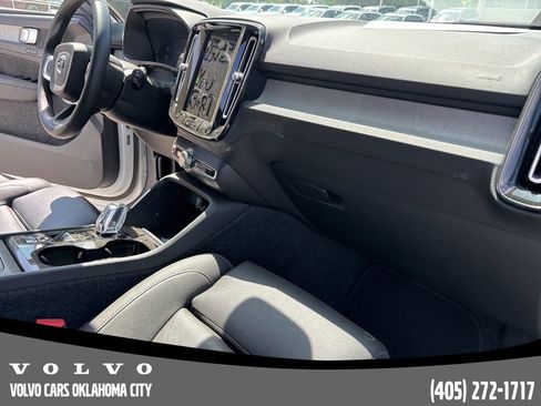 Used 2025 Volvo XC40 B5 Plus image 18
