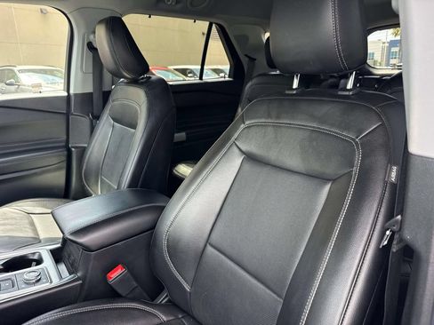 Used 2023 Ford Explorer Limited AWD/4WD image 25