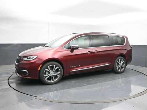 Used 2022 Chrysler Pacifica Pinnacle image 2