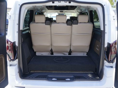 Used 2018 Mercedes-Benz Metris Passenger image 26