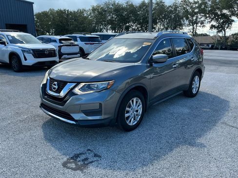 Used 2017 Nissan Rogue SV FWD image 4