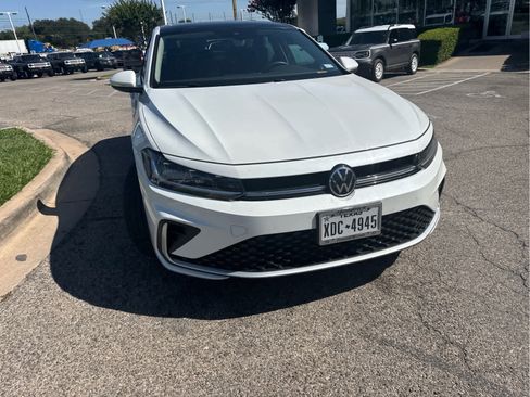 Used 2025 Volkswagen Jetta SEL FWD image 4