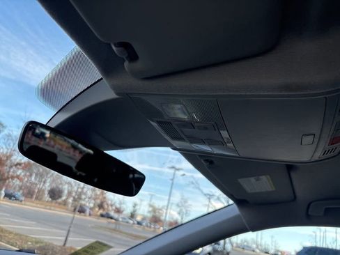 Used 2024 Volkswagen Tiguan SE image 30