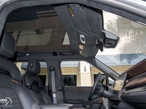 Used 2025 Rivian R1S Premium AWD/4WD image 12