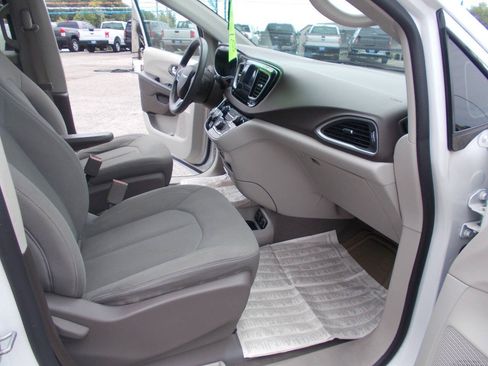Used 2017 Chrysler Pacifica Touring FWD image 8
