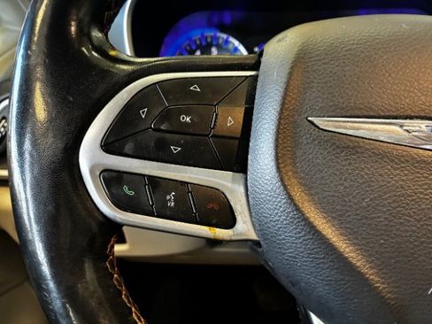 Used 2020 Chrysler Pacifica Touring-L image 19