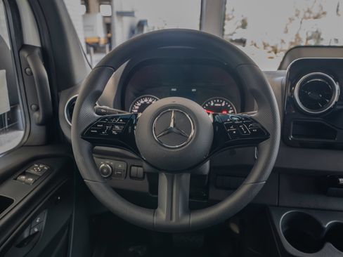 Used 2025 Mercedes-Benz Sprinter 2500 image 9