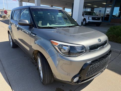 Used 2016 Kia Soul + image 3