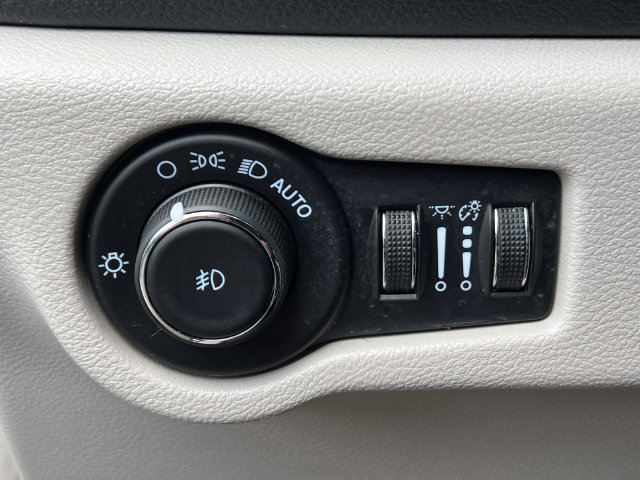 Used 2024 Chrysler Pacifica Limited FWD image 21