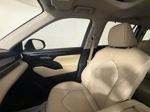 Used 2024 Toyota Highlander XLE FWD image 16