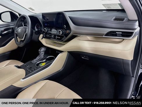 Used 2024 Toyota Highlander XLE FWD image 30