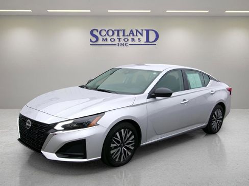Used 2025 Nissan Altima 2.5 SV FWD image 2