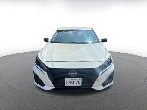 Used 2025 Nissan Altima 2.5 SV FWD image 2