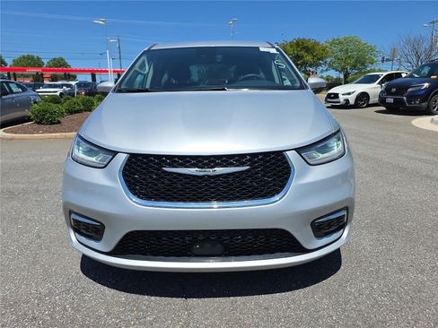 Used 2023 Chrysler Pacifica Touring-L FWD image 11
