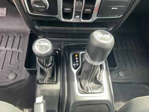 Used 2020 Jeep Wrangler Unlimited Sahara w/ Uconnect 4C Nav & Sound Group AWD/4WD image 29
