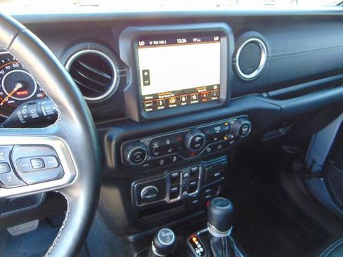 Used 2019 Jeep Wrangler Unlimited Sahara AWD/4WD image 12