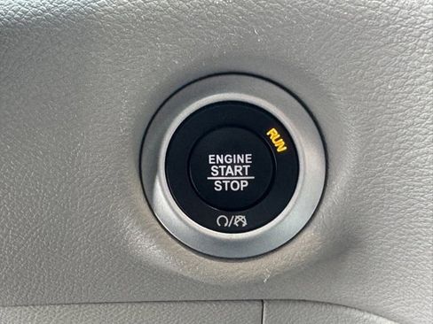 Used 2024 Chrysler Pacifica Touring-L image 21