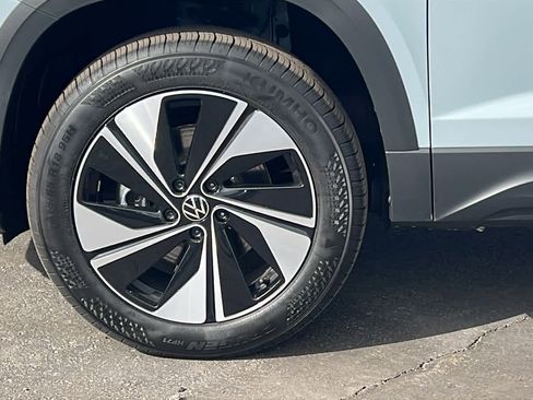 New 2026 Volkswagen Taos SE image 9