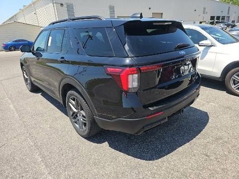 Used 2025 Ford Explorer ST-Line w/ ST-Line Street Pack AWD/4WD image 8