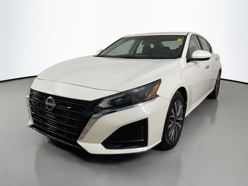 Used 2023 Nissan Altima 2.5 SV image 3