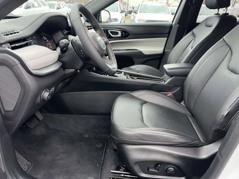 Certified 2025 Jeep Compass Limited image 9