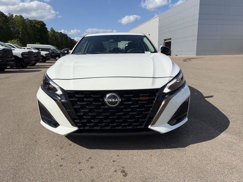 Used 2024 Nissan Altima 2.5 SR FWD image 2