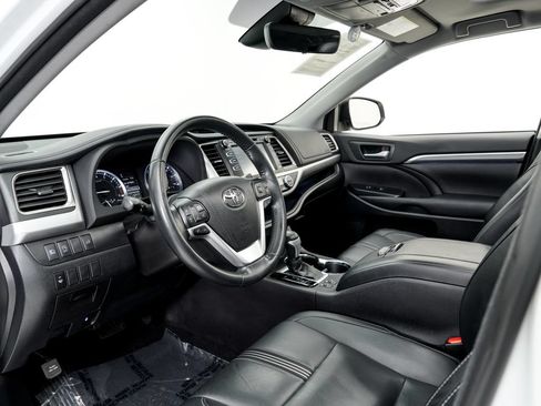 Used 2018 Toyota Highlander SE AWD/4WD image 4