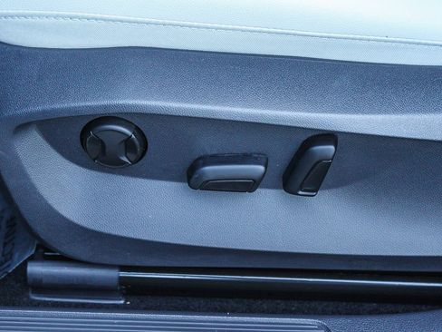 Used 2025 Volkswagen Taos SE image 22