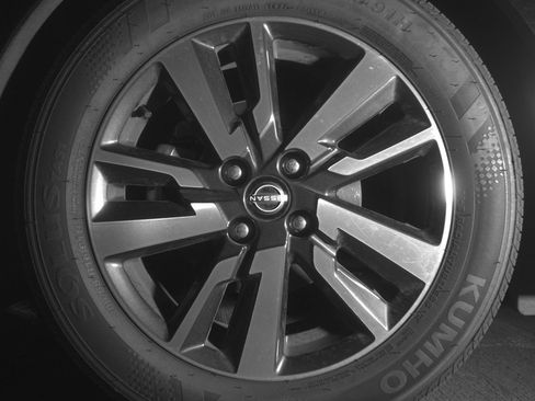 Used 2025 Nissan Versa SV image 12