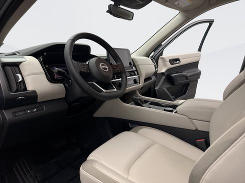 Used 2025 Nissan Pathfinder SL AWD/4WD image 10