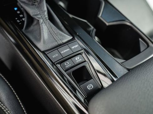 Used 2025 Toyota Camry SE image 18