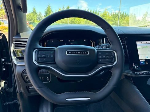 Used 2022 Jeep Wagoneer Series III w/ Rear Seat Entertainment Group AWD/4WD image 10