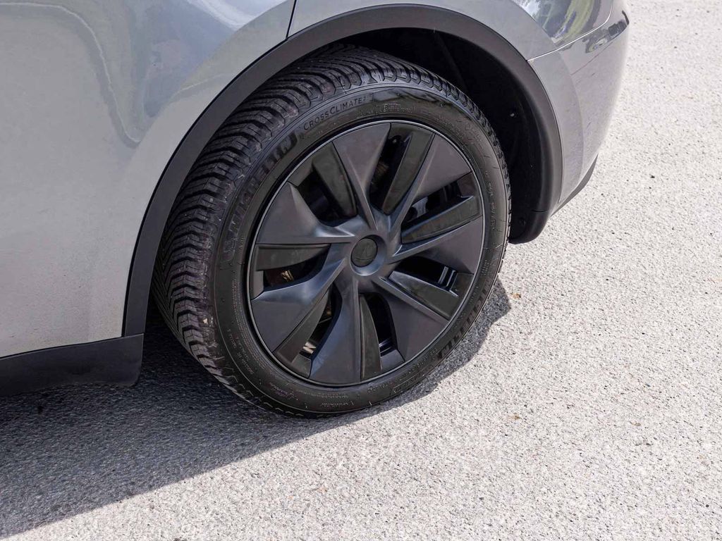 Used 2025 Tesla Model Y Long Range AWD/4WD image 8