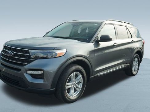 Used 2022 Ford Explorer XLT w/ Equipment Group 202A image 3
