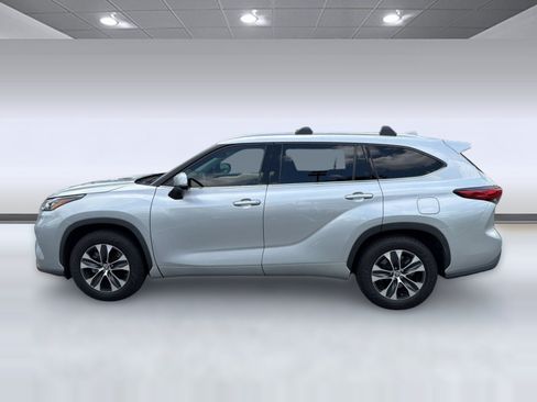 Used 2020 Toyota Highlander XLE FWD image 2