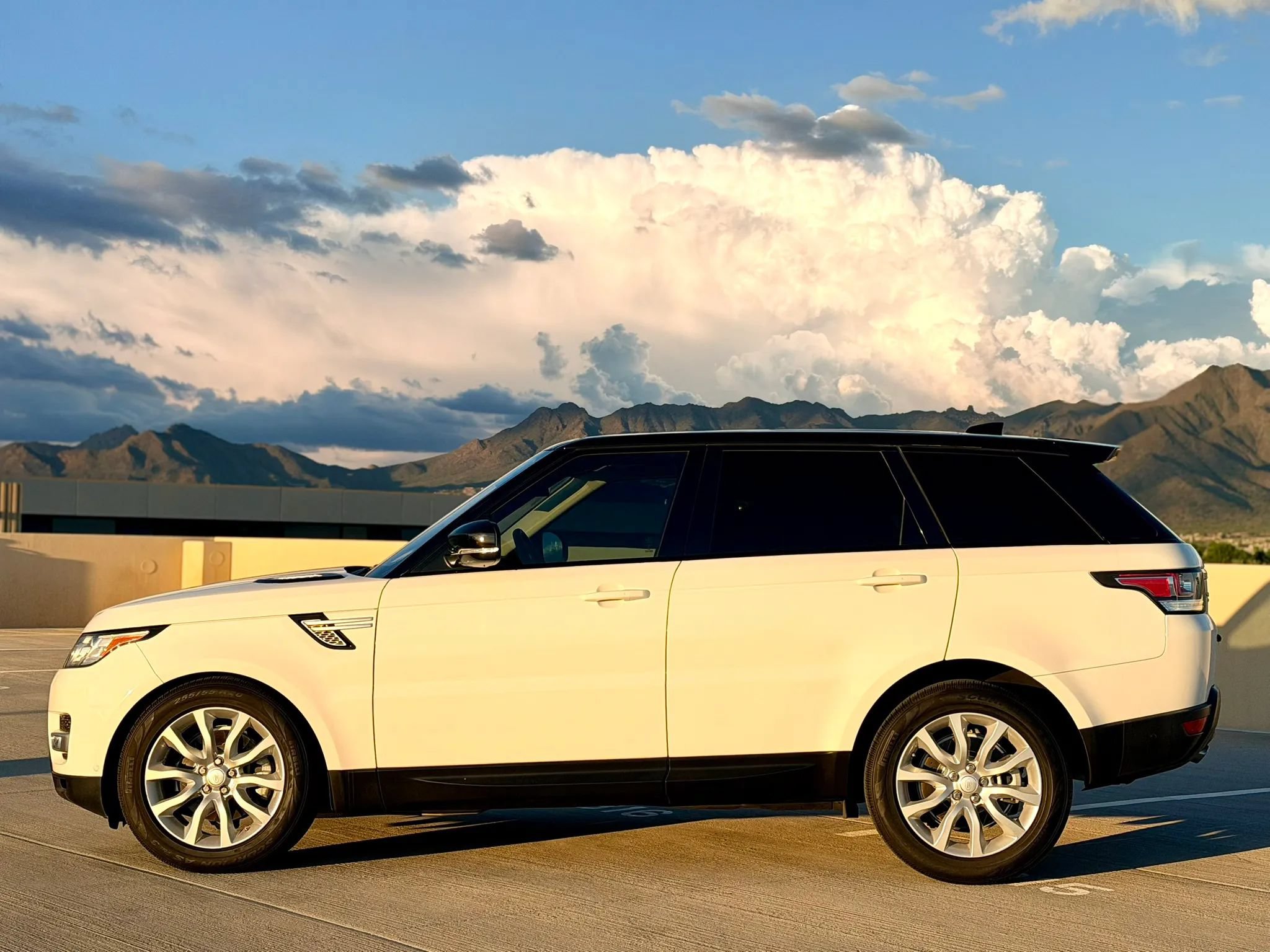 Used 2017 Land Rover Range Rover Sport HSE AWD/4WD image 4
