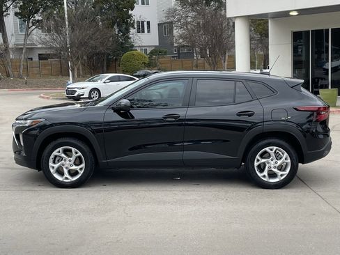 Used 2025 Chevrolet Trax LS w/ LS Convenience Package image 3