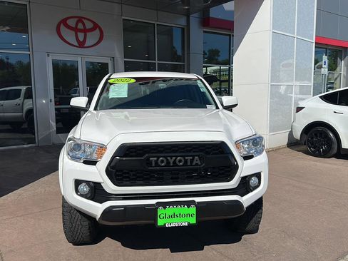 Used 2022 Toyota Tacoma SR5 w/ Black Out Package (TMS) AWD/4WD image 8