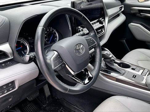 Used 2021 Toyota Highlander Platinum FWD image 18