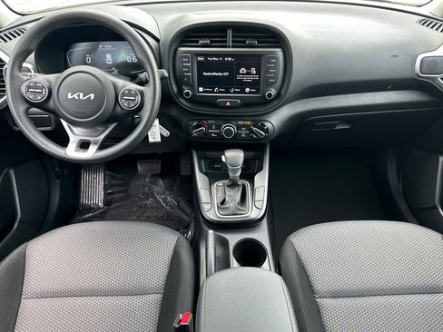 Used 2025 Kia Soul LX w/ LX Technology Package FWD image 14