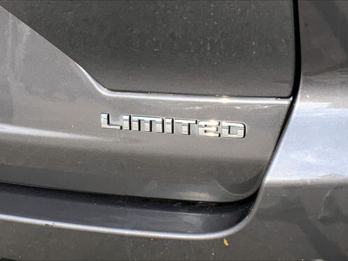Used 2023 Jeep Grand Cherokee Limited w/ Luxury Tech Group II RWD image 10