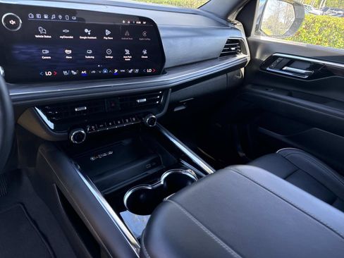 Used 2025 Chevrolet Suburban Premier image 26