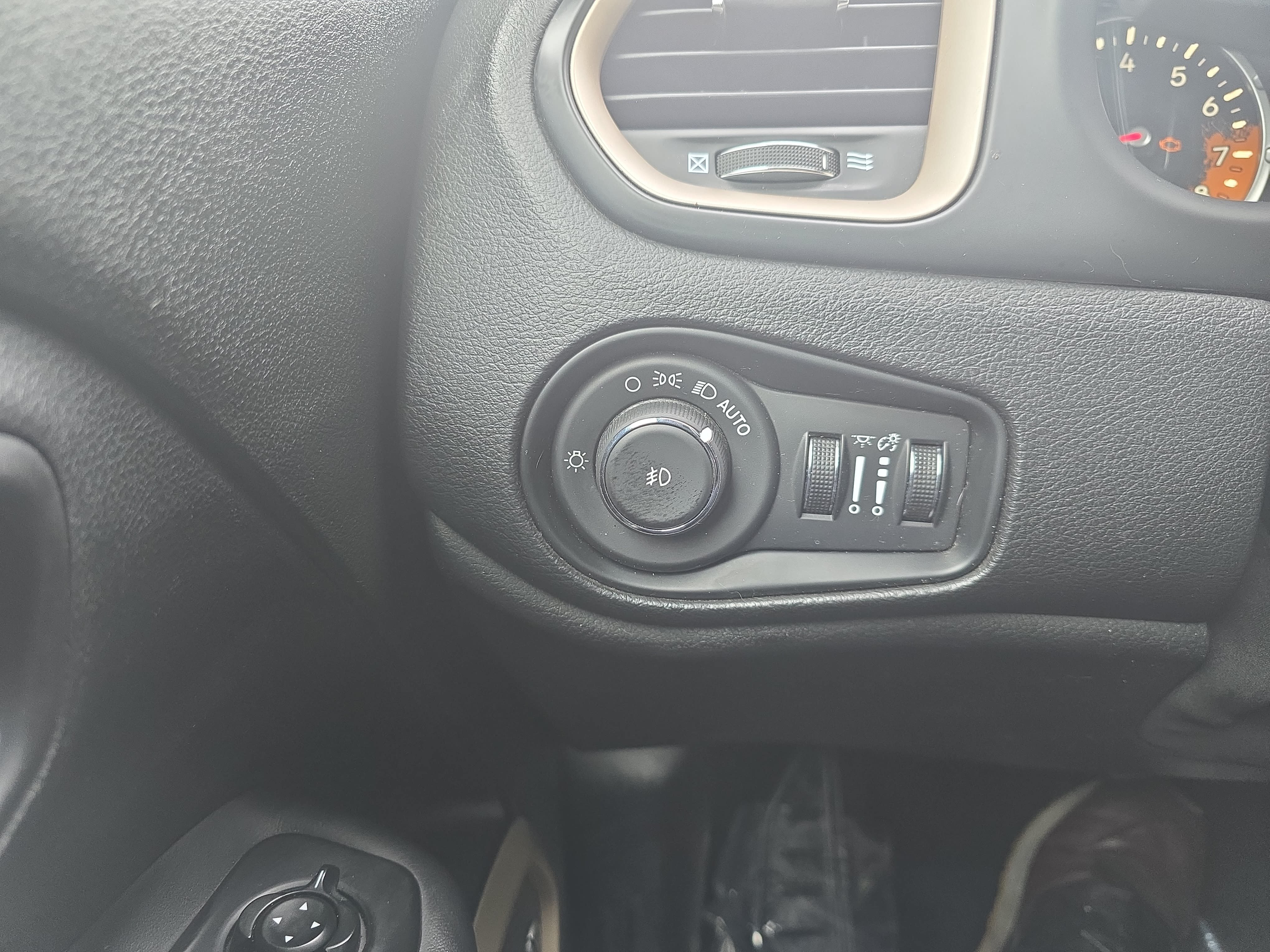Used 2016 Jeep Renegade 75th Anniversary FWD image 25
