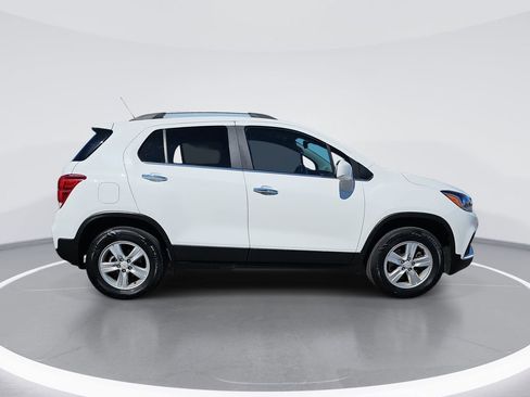 Used 2020 Chevrolet Trax LT w/ LT Convenience Package AWD/4WD image 2