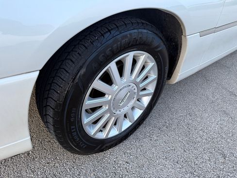 Used 2004 Lincoln Town Car Ultimate image 9