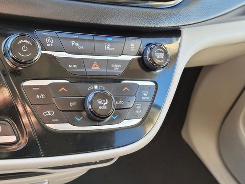 Used 2023 Chrysler Pacifica Touring-L image 25