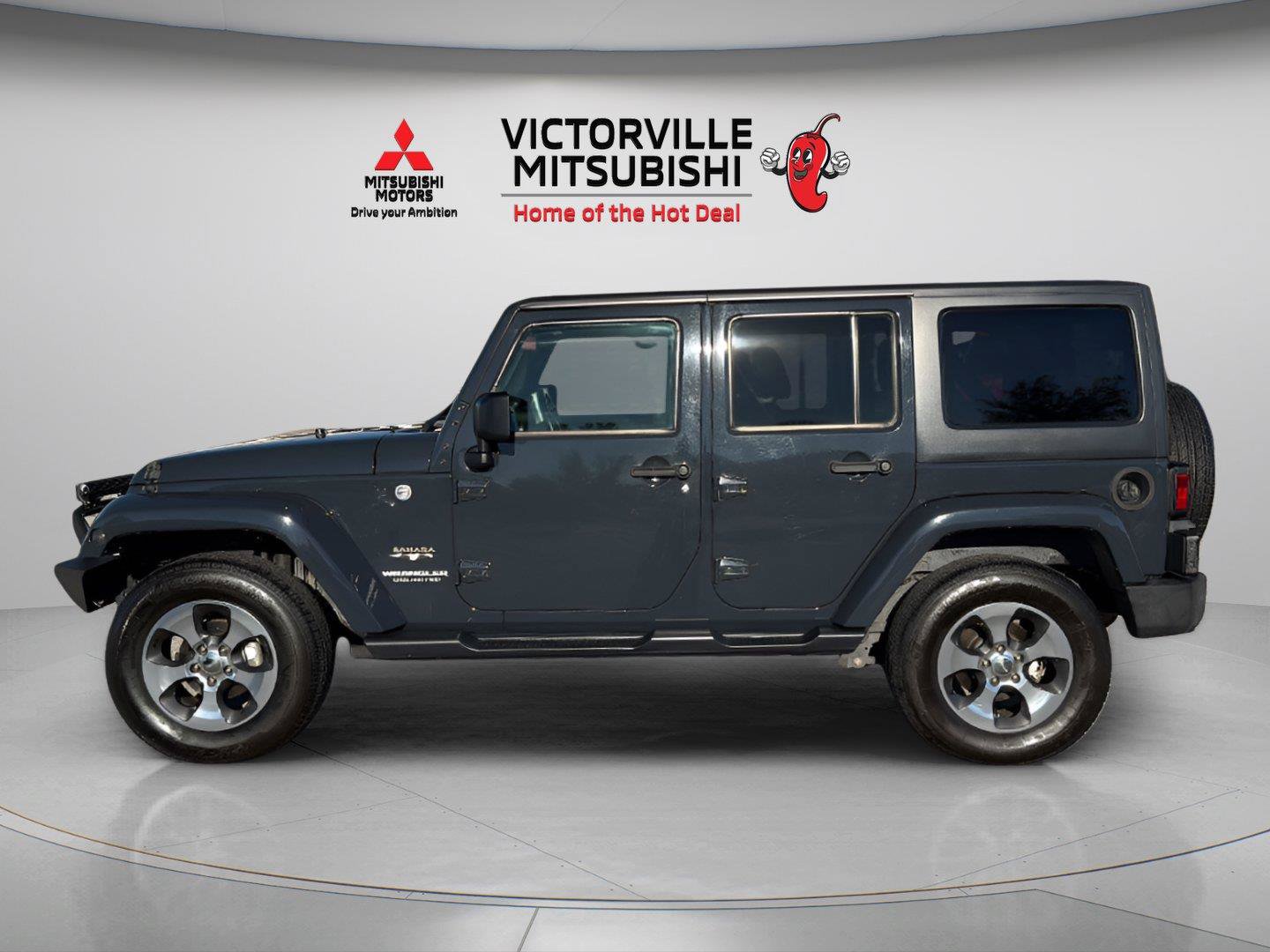 Used 2017 Jeep Wrangler Unlimited Sahara w/ Connectivity Group AWD/4WD image 3