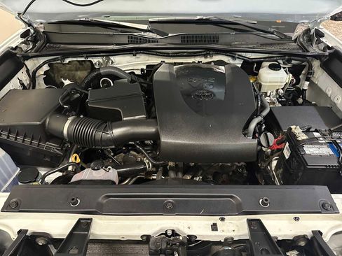 Used 2017 Toyota Tacoma TRD Off-Road AWD/4WD image 9